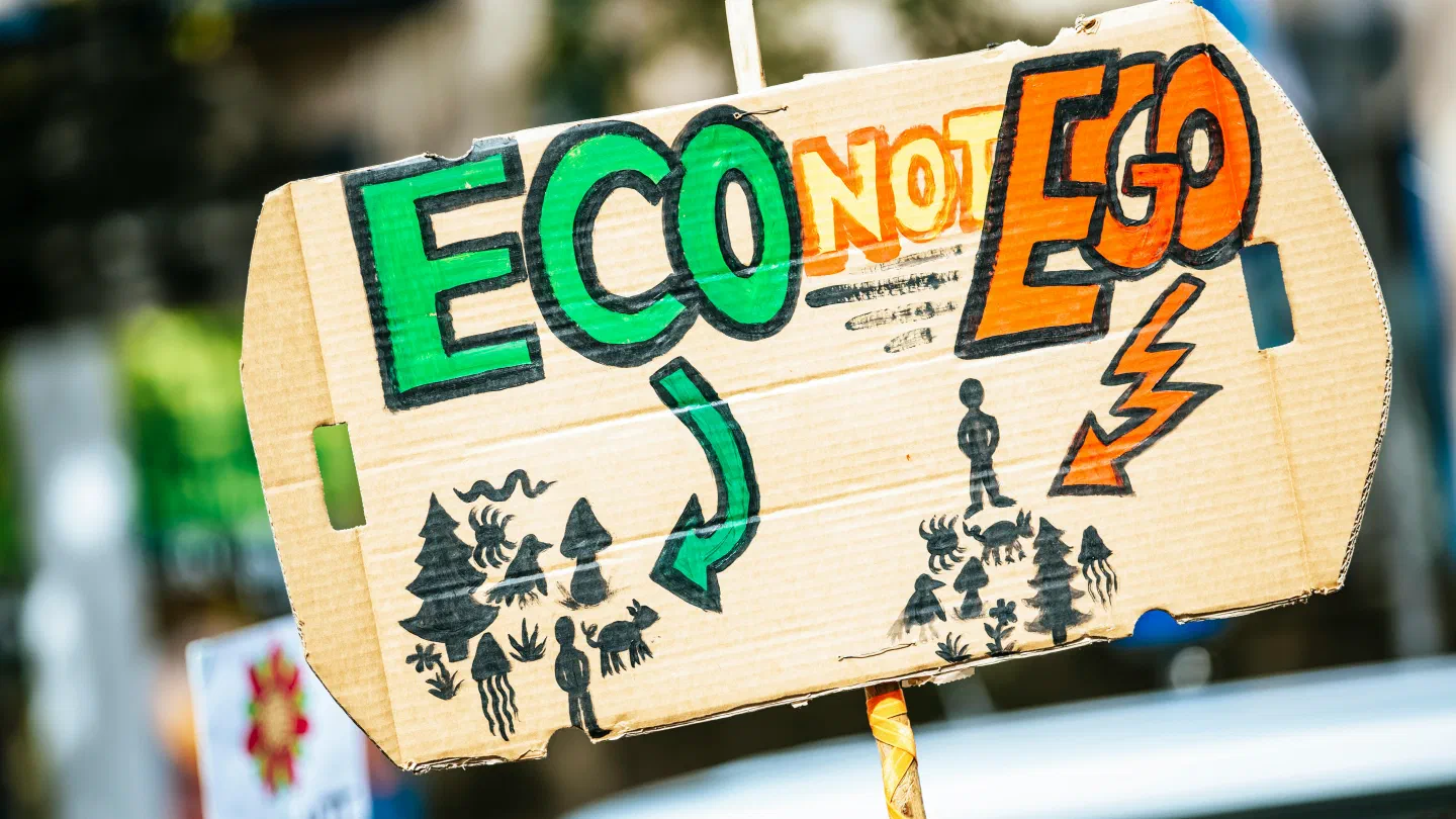 Pappschild mit der Aufschrift 'Eco or Ego'